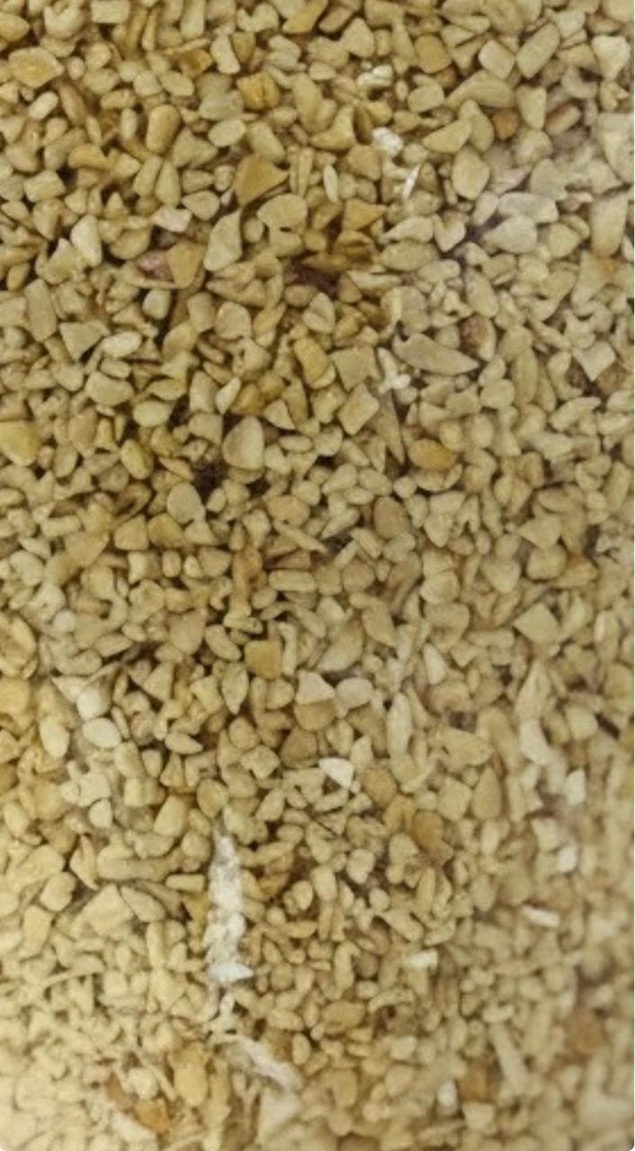 Small broken cashew nut pieces