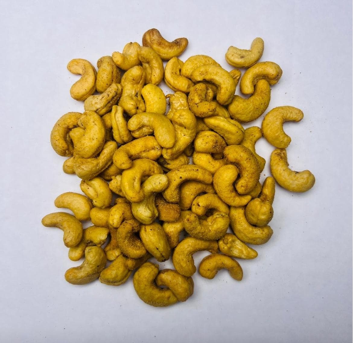 BBQ-flavored roasted cashew nuts with smoky seasoning